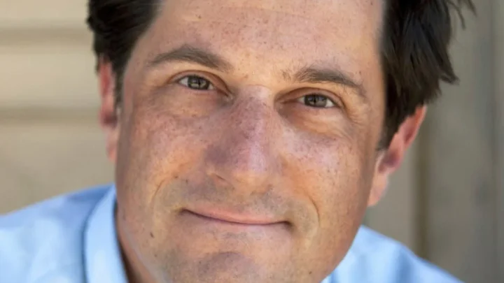 Michael Showalter Biography: Wife, Age, Kids, Height, Net Worth, Parents, Movies & TV Shows, Siblings