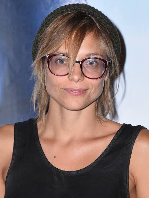 Lizzie Brocheré Biography: Nationality, Age, Height, Net Worth, Instagram, Movies, Parents, TV Shows, Awards