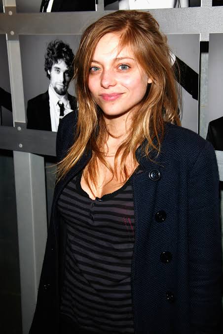 Lizzie Brocheré - Biography