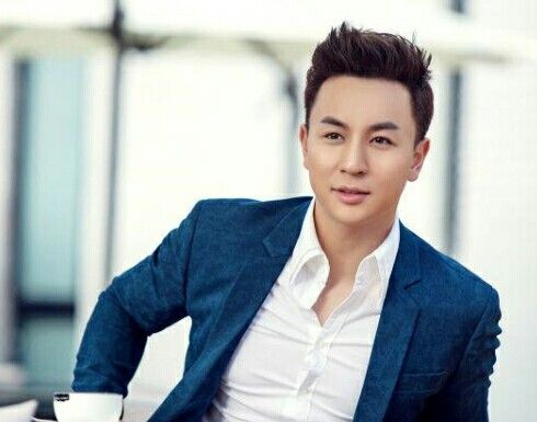 Shi Xiaolong - Biography