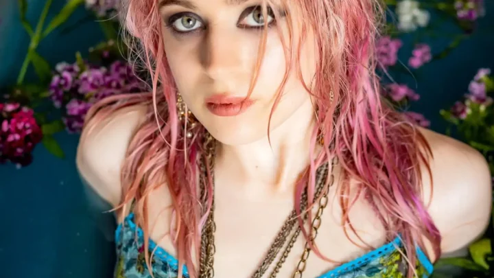 Lizzie Esau Bio: Age, Height, Net Worth, Songs, Parents, Career, Instagram, Education, Partner