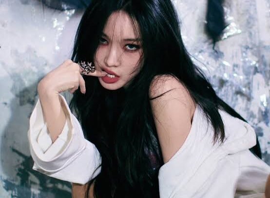 Chungha Biography: Age, Net Worth, Instagram, Boyfriend, Height, Awards, Parents, Ethnicity