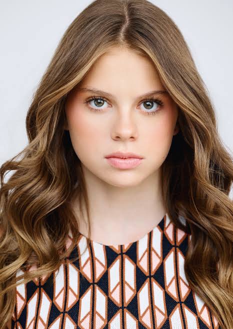 Scarlett Fernandez - Biography
