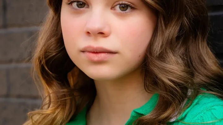 Scarlett Fernandez Biography: Net Worth, Age, Siblings, Height, Parents, Awards, Boyfriend, Movies & TV Shows, Instagram