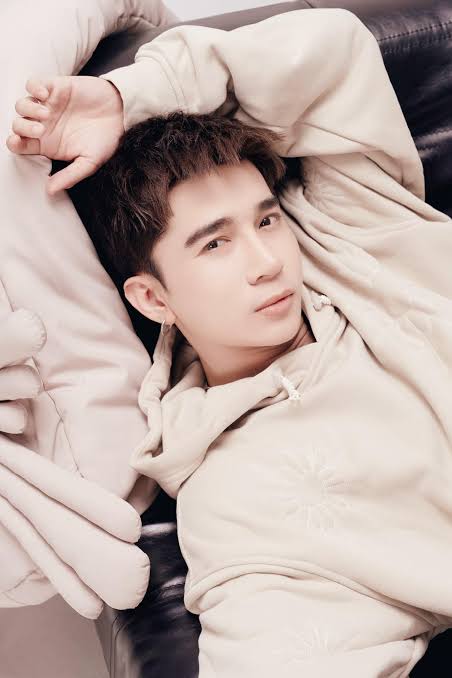 Chi Dân - Biography