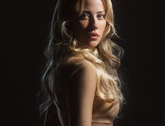 Derya Uluğ Biography: Net Worth, Height, Instagram, Songs, Boyfriend, Age, Ethnicity, Awards