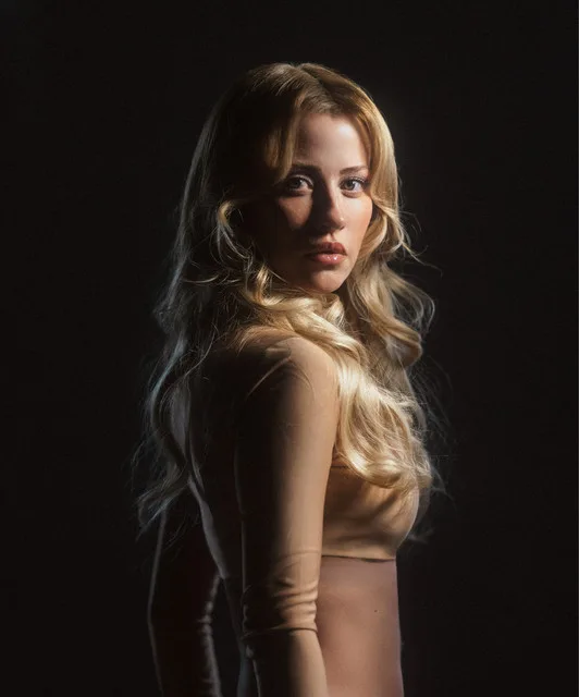 Derya Uluğ Biography: Net Worth, Height, Instagram, Songs, Boyfriend, Age, Ethnicity, Awards