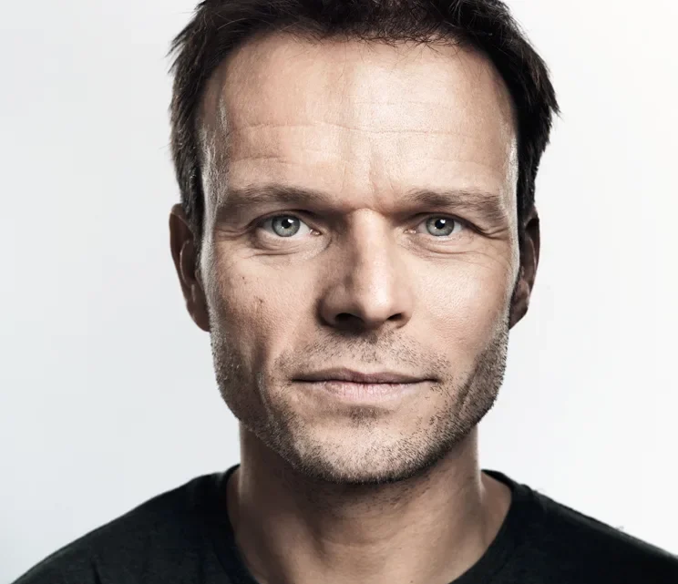 Alec Newman Biography: Net Worth, Movies, Wife, Age, Height, Awards, Parents, Instagram