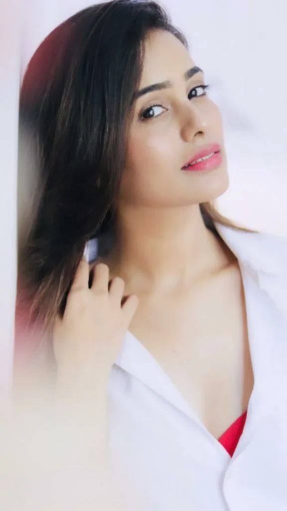 Akshaya Gurav - Biography