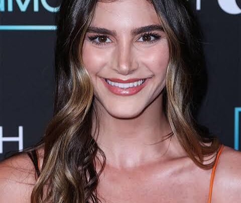 Mia Challis Biography: Net Worth, TV Shows Age, Height, Books, Instagram, Wiki, Awards, Parents, Fiancé