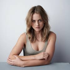 Isabelle Cornish Biography: Age, Parents, Siblings, Net Worth, Partner, Movies, TV Shows, TikTok, Awards, Books