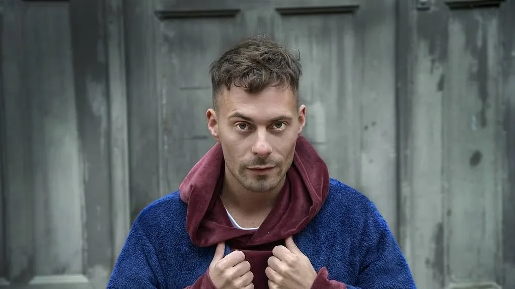 Oskar Linnros - Biography