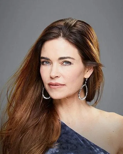 Amelia Heinle - Biography