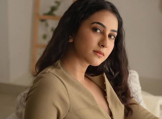 Akshaya Hariharan Biography: Height, Net Worth, Instagram, Parents, Boyfriend, Age, Ethnicity, Movies
