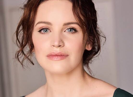Lindsay Pearce Biography: Net Worth, Age, Parents, Movies, Awards, Height, Siblings, Boyfriend