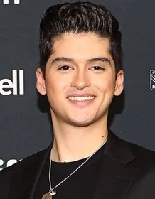 Max Pelayo - Biography