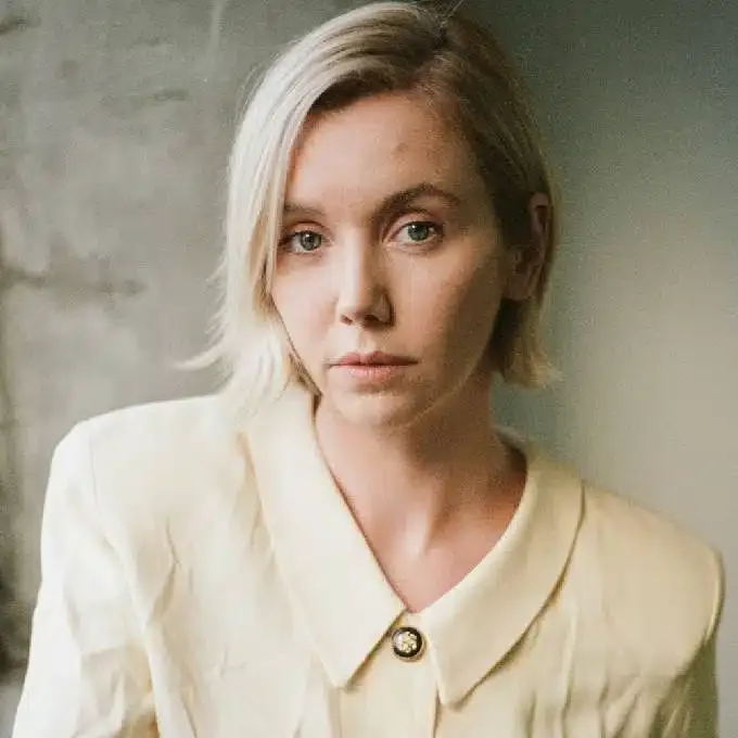 Lauren Lyle - Biography