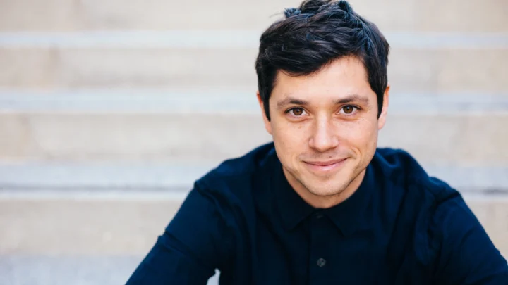 Raviv Ullman Biography: Girlfriend, Ethnicity, Net Worth, Awards, Parents, Height, Movies