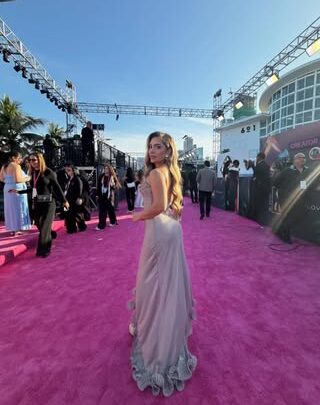 Laura Buitrago Biography: Net Worth, Age, Parents, Boyfriend, Height, Songs, Albums