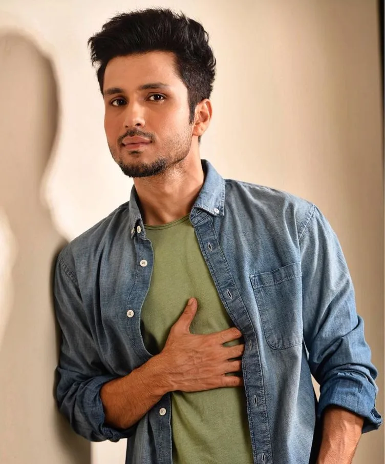 Amol Parashar - Biography