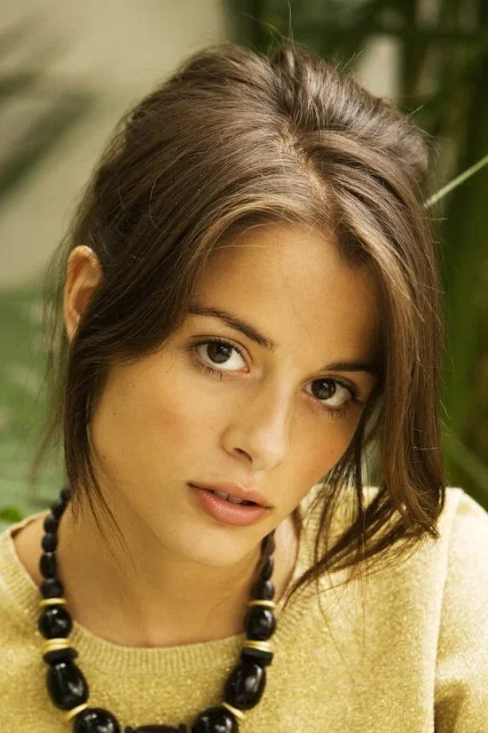 Stephanie Leonidas - Biography