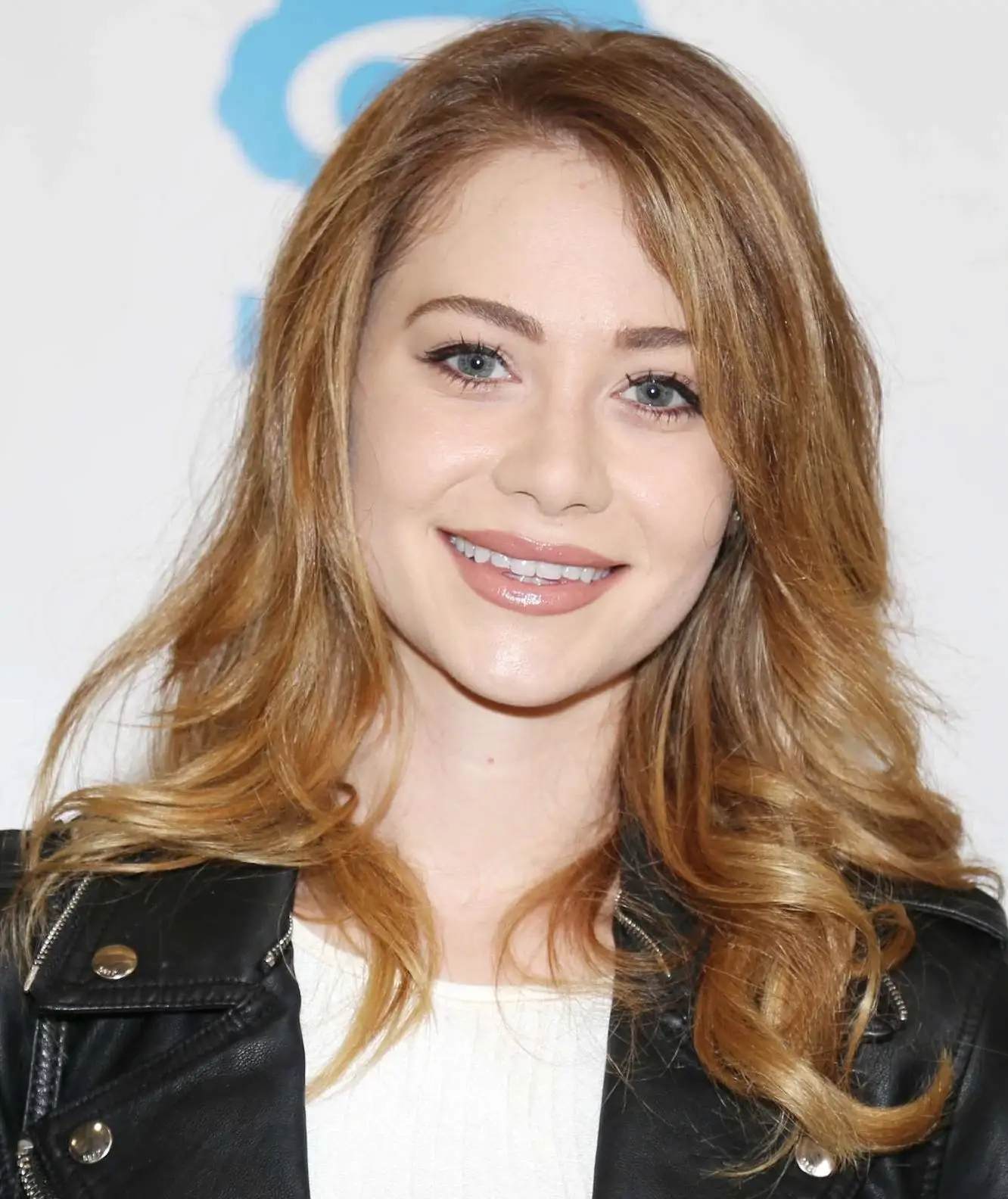 Amanda Leighton - Biography