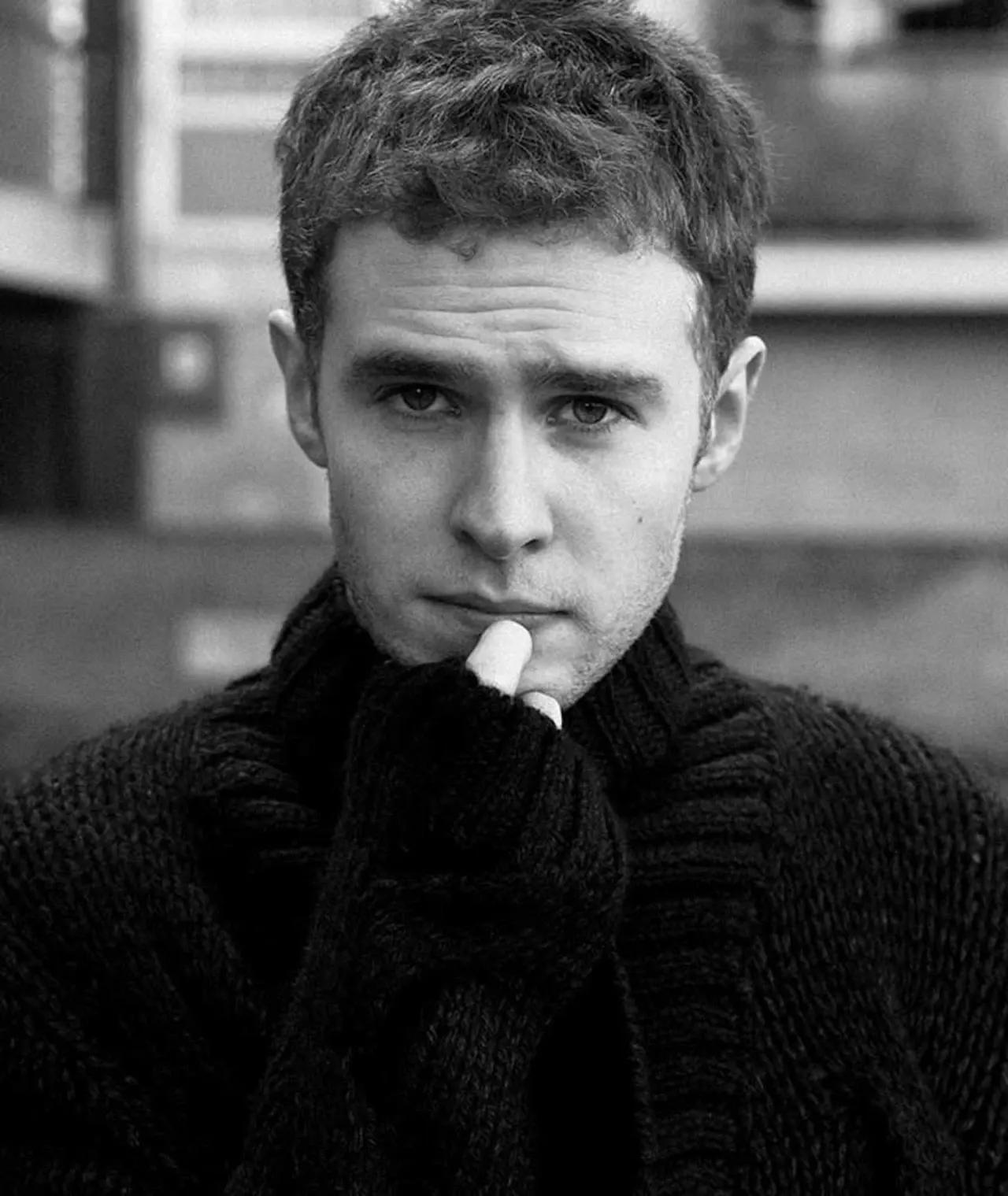 Iain De Caestecker - Biography