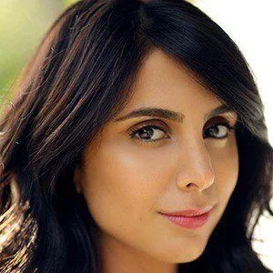 Anjli Mohindra - Biography