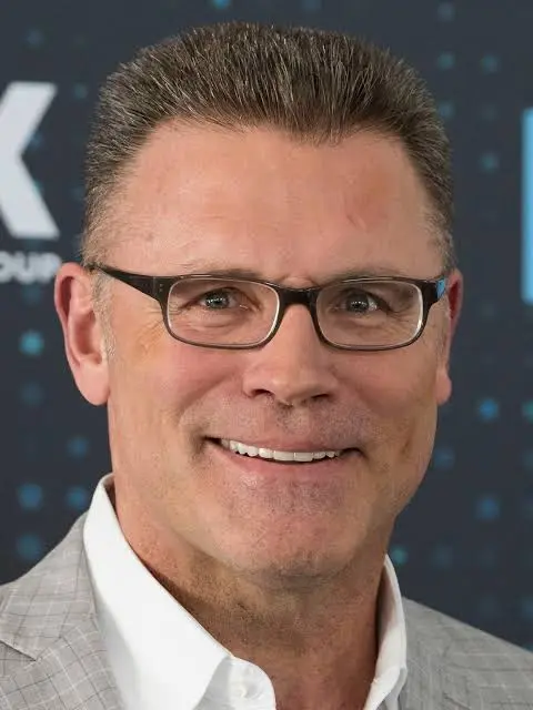 Howie Long Biography: Former Team, Country, Salary, Age, Net Worth, Siblings, Parents, Height, Wife, Children