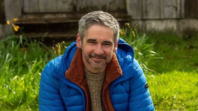 Iain Robertson - Biography