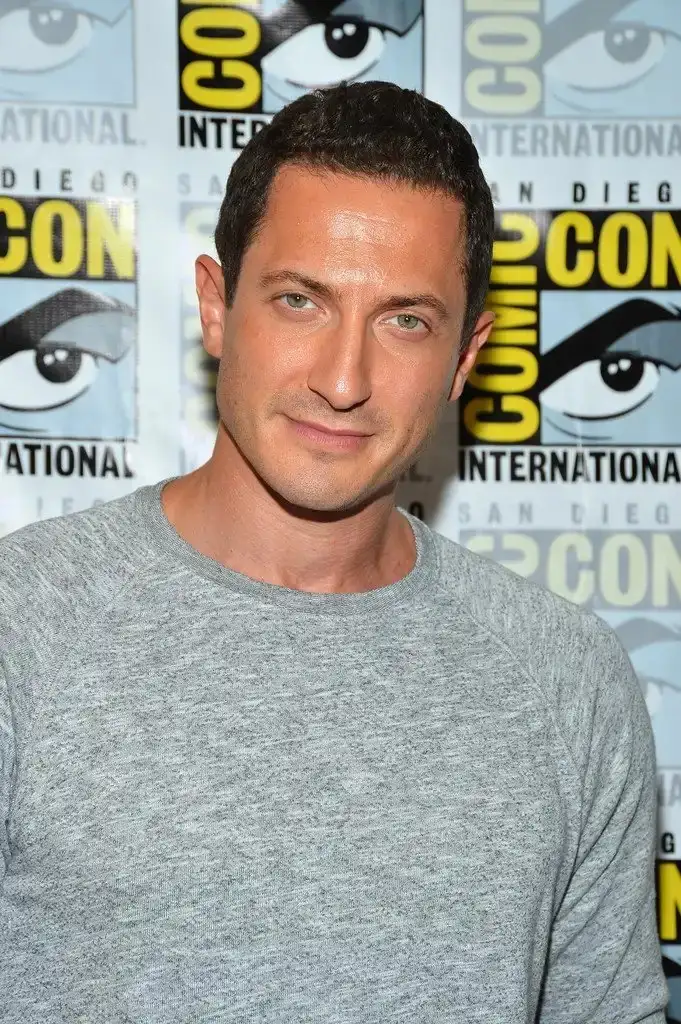 Sasha Roiz - Biography