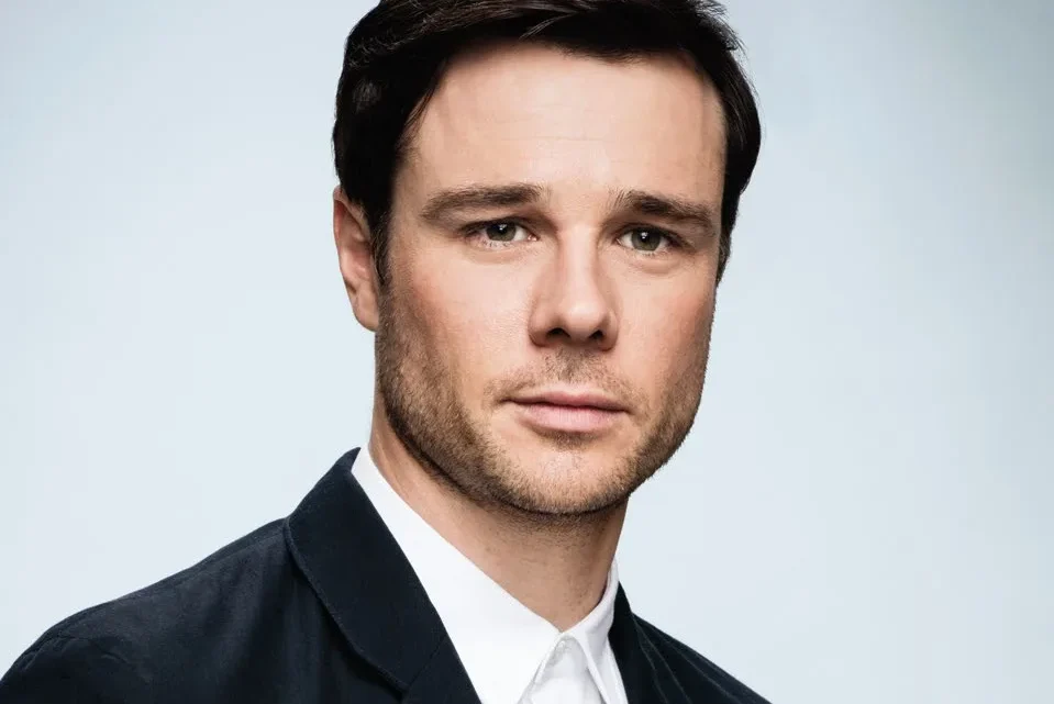 Rupert Evans Biography: Partner, Age, Height, Net Worth, Movies & TV Shows, Siblings