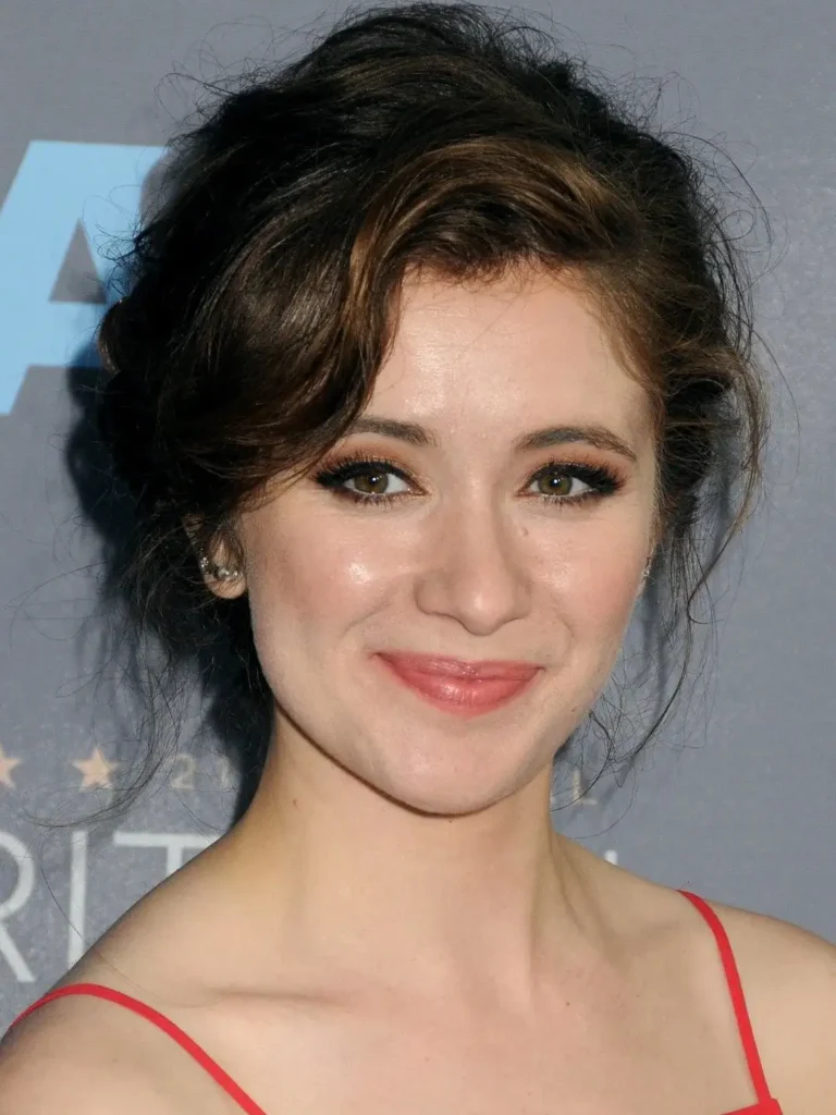 Noël Wells - Biography