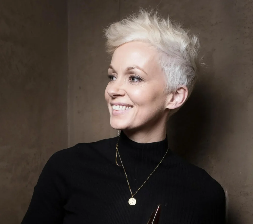 Carolyn Bracken - Biography