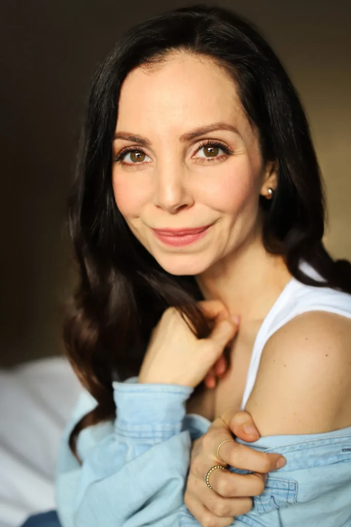 Farrah Aviva - Biography