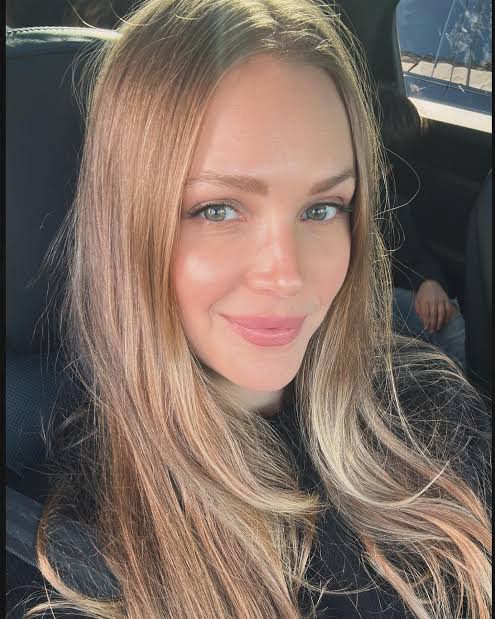 Esti Ginzburg - Biography