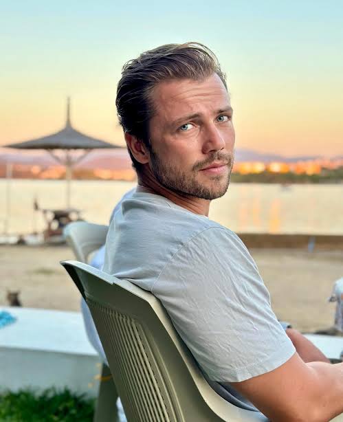 Tolga Sarıtaş Biography: Wife, Age, Height, Net Worth, Parents, TV Shows, Kids