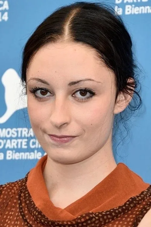 Arielle Holmes - Biography