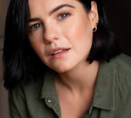Chloe Bayliss Biography: Net Worth, Height, Husband, Age, Movies, Awards, Books, Ethnicity