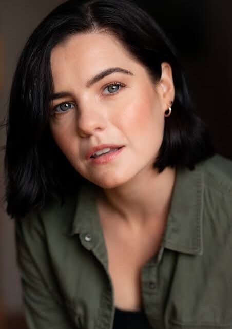 Chloe Bayliss Biography: Net Worth, Height, Husband, Age, Movies, Awards, Books, Ethnicity
