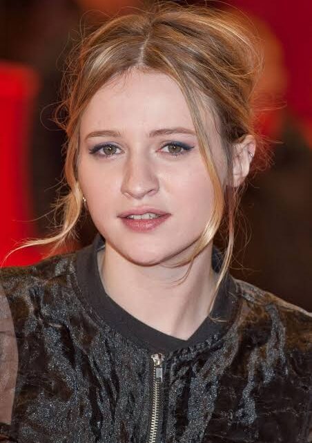 Christa Théret Biography: Awards, Ethnicity, Net Worth, Age, Girlfriend, Movies, Parents