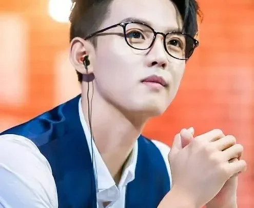 Zhou Junwei Bio: Height, Wife, Net Worth, Movies, Age, Awards, Parents, Ethnicity, Songs