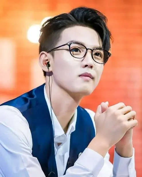 Zhou Junwei Bio: Height, Wife, Net Worth, Movies, Age, Awards, Parents, Ethnicity, Songs