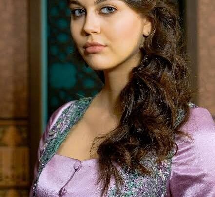 Sezgi Sena Akay Bio: Height, Husband, Age, Parents, Awards, Net Worth, Movies, Ethnicity
