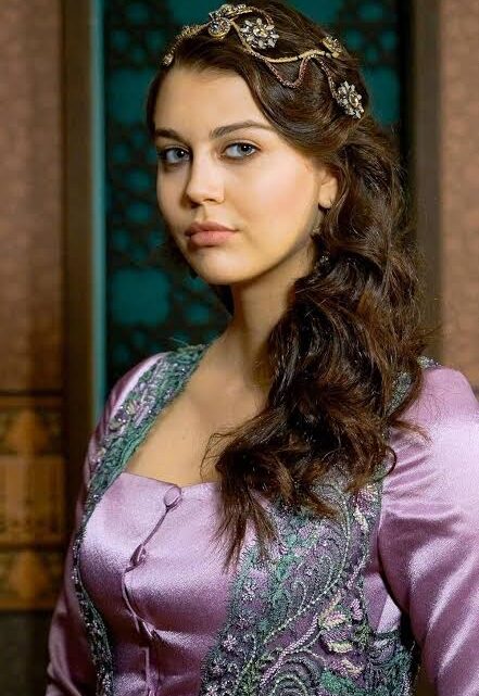 Sezgi Sena Akay Bio: Height, Husband, Age, Parents, Awards, Net Worth, Movies, Ethnicity