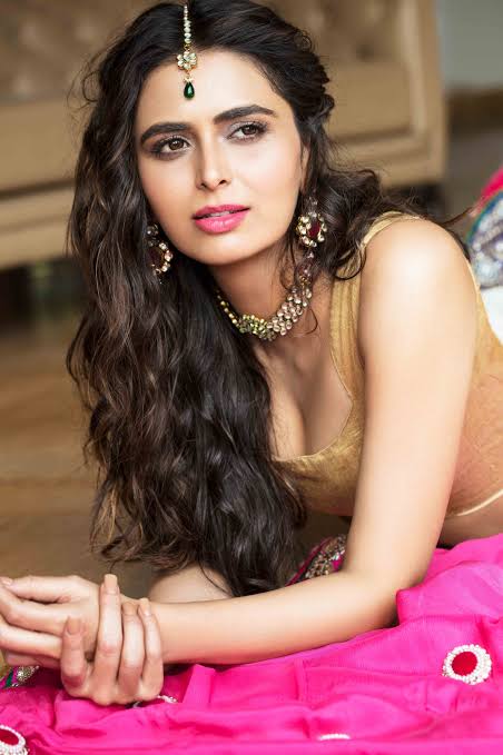 Meenakshi Dixit - Biography
