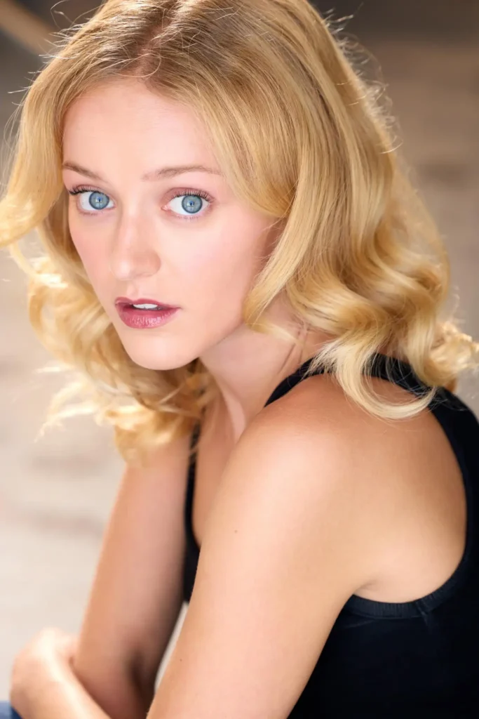 Peyton Woolf - Biography