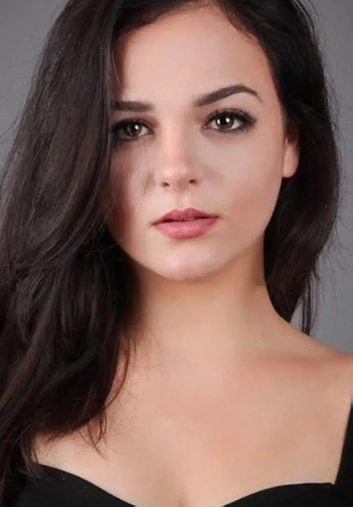 Aslıhan Kapanşahin - Biography
