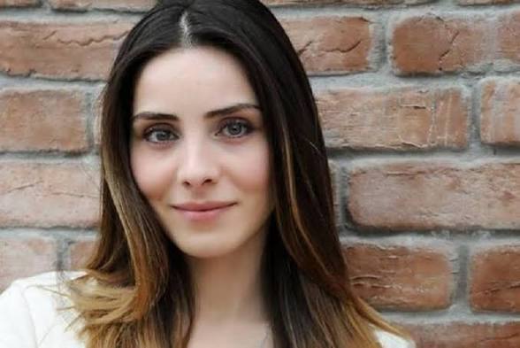 Nur Fettahoğlu Biography: Net Worth, Parents, Children, Siblings, Husband, Age, Height, TV Shows, Awards, Instagram