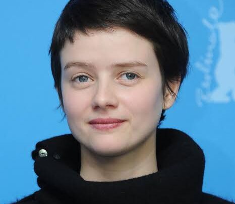 Pauline Étienne Biography: Net Worth, Awards, Boyfriend, Ethnicity, Age, Movies, Parents